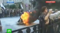 Митингующие подожгли шины и подрались с милицией у здания Рады Митингующие подожгли шины и подрались с милицией у здания Рады