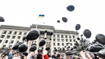 Десятки черных шаров поднялись в небо в память о жертвах одесской трагедии Десятки черных шаров поднялись в небо в память о жертвах одесской трагедии