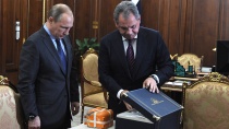 Шойгу показал Путину найденный самописец сбитого в Сирии Су-24 Шойгу показал Путину найденный самописец сбитого в Сирии Су-24
