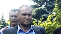 Ярош снял с себя полномочия лидера «Правого сектора» Ярош снял с себя полномочия лидера «Правого сектора»