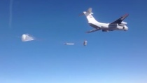 Минобороны РФ обнародовало видео сброса гуманитарной помощи в Сирии Минобороны РФ обнародовало видео сброса гуманитарной помощи в Сирии