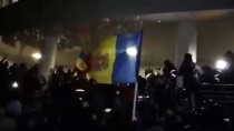 Протестующие ворвались в здание парламента Молдавии Протестующие ворвались в здание парламента Молдавии