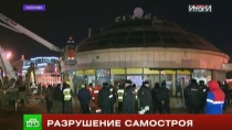Москвичи спешат сфотографироваться на фоне снесенных ларьков Москвичи спешат сфотографироваться на фоне снесенных ларьков
