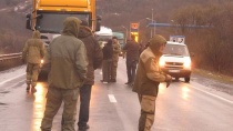 Украинские боевики начали блокировать российские фуры в Закарпатье Украинские боевики начали блокировать российские фуры в Закарпатье