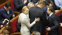 Тимошенко вывела свою партию из коалиции после неудачной попытки смещения Яценюка Тимошенко вывела свою партию из коалиции после неудачной попытки смещения Яценюка