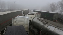 Украинские радикалы блокировали 13 российских фур в Львовской области Украинские радикалы блокировали 13 российских фур в Львовской области