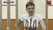 Савченко показала суду неприличный жест Савченко показала суду неприличный жест
