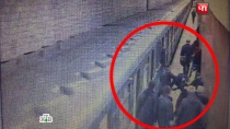 Конфликт со стрельбой в московском метро попал на видео Конфликт со стрельбой в московском метро попал на видео
