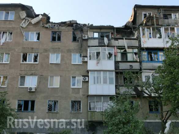 Последствия обстрелов города Снежное: разрушение дома, разбитые улицы (фото, видео) | Русская весна
