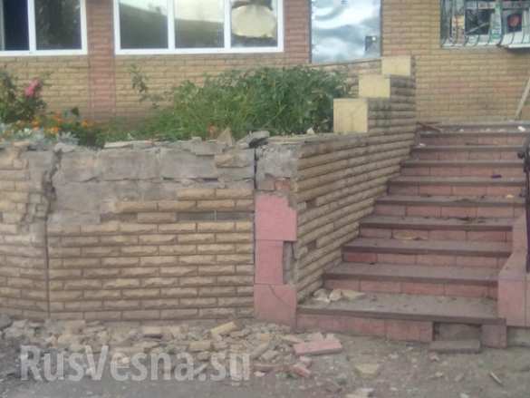 Лутугино в огне: взорванные дома, поврежденные церкви, сожженные здания (Фотолента) | Русская весна