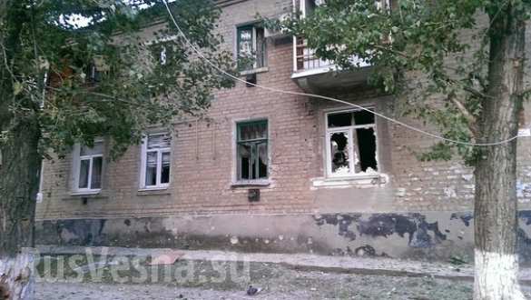 Лутугино в огне: взорванные дома, поврежденные церкви, сожженные здания (Фотолента) | Русская весна