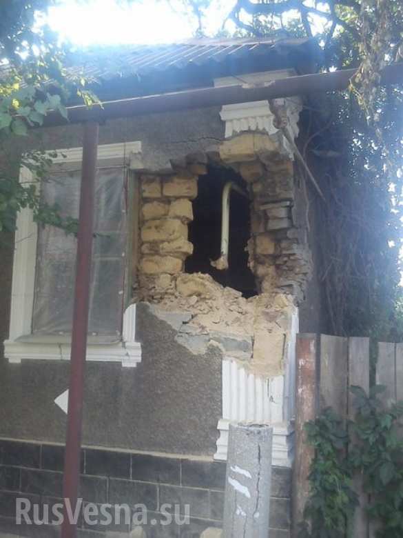 Лутугино в огне: взорванные дома, поврежденные церкви, сожженные здания (Фотолента) | Русская весна