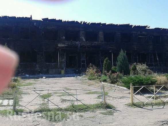 Лутугино в огне: взорванные дома, поврежденные церкви, сожженные здания (Фотолента) | Русская весна