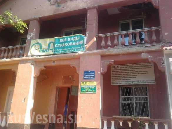 Лутугино в огне: взорванные дома, поврежденные церкви, сожженные здания (Фотолента) | Русская весна