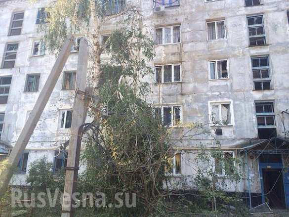 Лутугино в огне: взорванные дома, поврежденные церкви, сожженные здания (Фотолента) | Русская весна