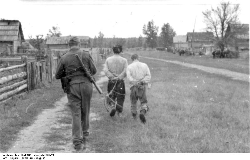 Bundesarchiv_Bild_101III-Niquille-067-21,_Russland,_Festnahme_von_Partisanen