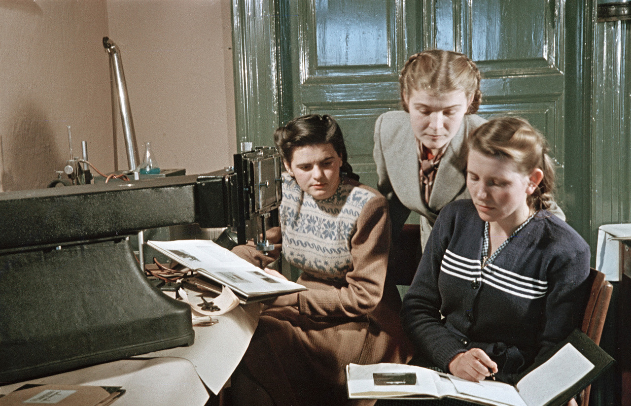 Занятия в кабинете физики Ужгородского университета. 1952