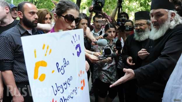 gruzinskie_svyashchenniki_razgonyayut_gey-parad