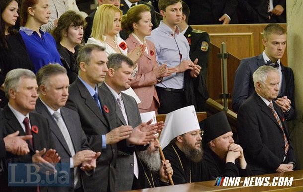 Представители Украинской православной Церкви не встали в знак почтения к «героям Украины» из «АТО» Представители Украинской православной Церкви не встали в знак почтения к «героям Украины» из «АТО»