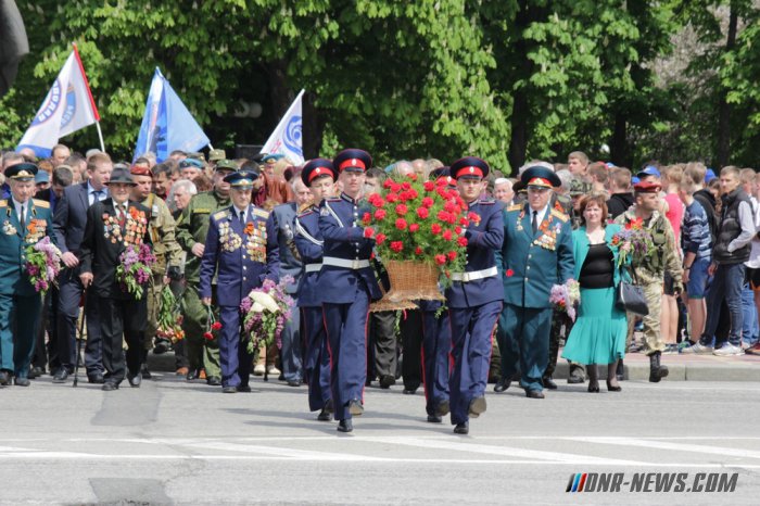 Торжественная церемония поднятия Знамени Победы состоялась в центре Луганска Торжественная церемония поднятия Знамени Победы состоялась в центре Луганска