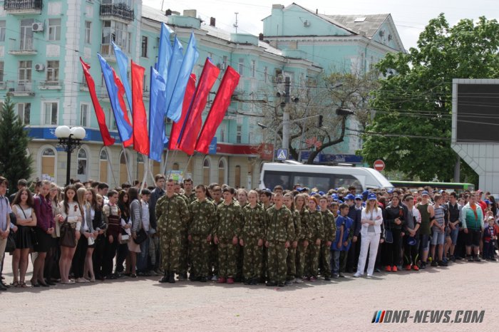Торжественная церемония поднятия Знамени Победы состоялась в центре Луганска Торжественная церемония поднятия Знамени Победы состоялась в центре Луганска