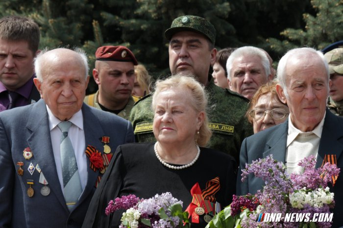 Торжественная церемония поднятия Знамени Победы состоялась в центре Луганска Торжественная церемония поднятия Знамени Победы состоялась в центре Луганска