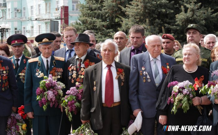 Торжественная церемония поднятия Знамени Победы состоялась в центре Луганска Торжественная церемония поднятия Знамени Победы состоялась в центре Луганска