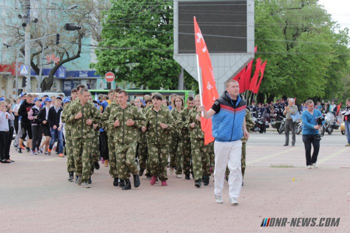 Торжественная церемония поднятия Знамени Победы состоялась в центре Луганска Торжественная церемония поднятия Знамени Победы состоялась в центре Луганска
