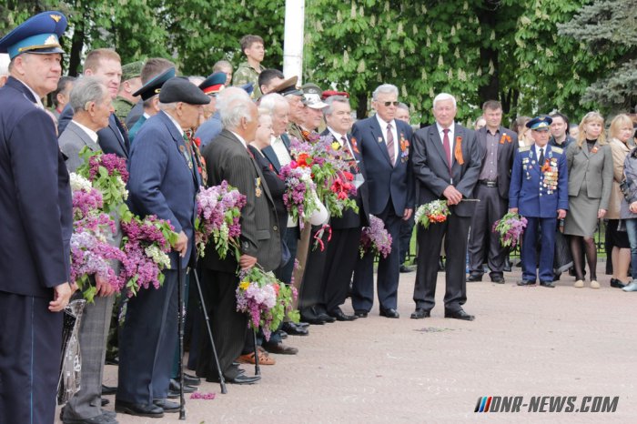 Торжественная церемония поднятия Знамени Победы состоялась в центре Луганска Торжественная церемония поднятия Знамени Победы состоялась в центре Луганска