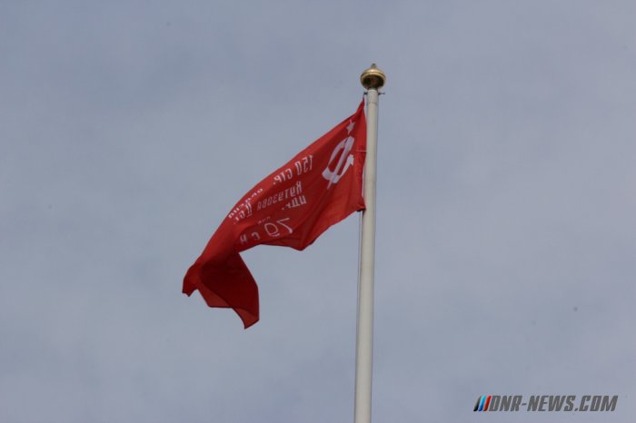 Торжественная церемония поднятия Знамени Победы состоялась в центре Луганска Торжественная церемония поднятия Знамени Победы состоялась в центре Луганска