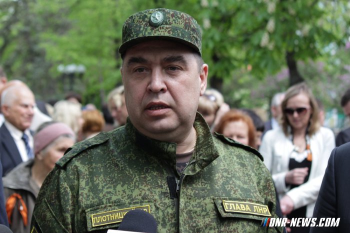 Торжественная церемония поднятия Знамени Победы состоялась в центре Луганска Торжественная церемония поднятия Знамени Победы состоялась в центре Луганска