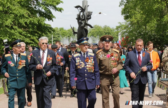 Торжественная церемония поднятия Знамени Победы состоялась в центре Луганска Торжественная церемония поднятия Знамени Победы состоялась в центре Луганска