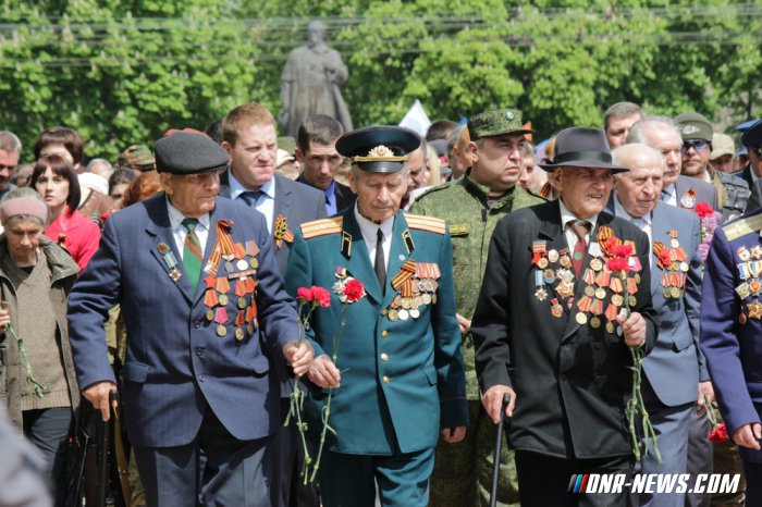Торжественная церемония поднятия Знамени Победы состоялась в центре Луганска Торжественная церемония поднятия Знамени Победы состоялась в центре Луганска