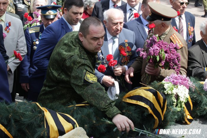 Торжественная церемония поднятия Знамени Победы состоялась в центре Луганска Торжественная церемония поднятия Знамени Победы состоялась в центре Луганска