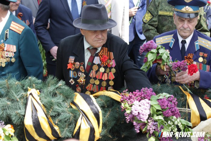 Торжественная церемония поднятия Знамени Победы состоялась в центре Луганска Торжественная церемония поднятия Знамени Победы состоялась в центре Луганска
