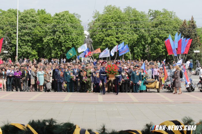 Торжественная церемония поднятия Знамени Победы состоялась в центре Луганска Торжественная церемония поднятия Знамени Победы состоялась в центре Луганска