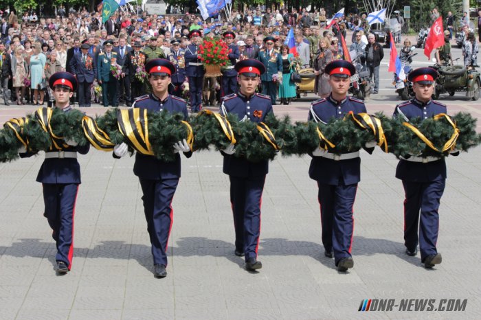Торжественная церемония поднятия Знамени Победы состоялась в центре Луганска Торжественная церемония поднятия Знамени Победы состоялась в центре Луганска
