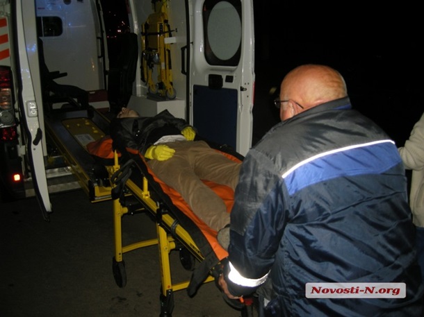 В Николаеве избили активистов, пытавшихся отмыть стелу Ленина В Николаеве избили активистов, пытавшихся отмыть стелу Ленина