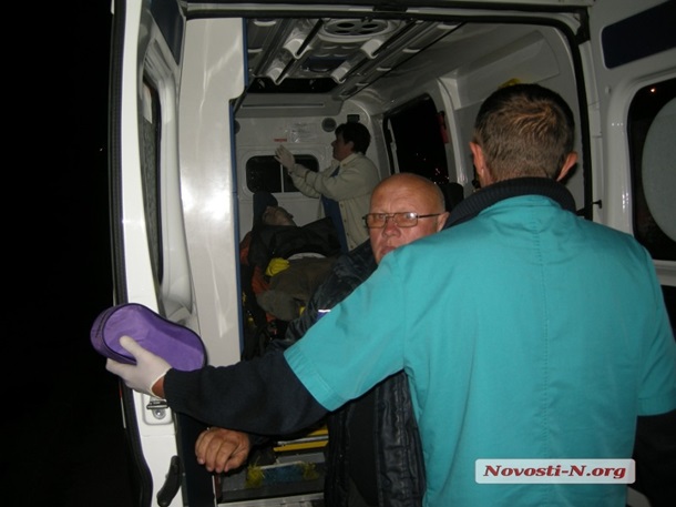 В Николаеве избили активистов, пытавшихся отмыть стелу Ленина В Николаеве избили активистов, пытавшихся отмыть стелу Ленина