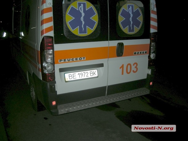 В Николаеве избили активистов, пытавшихся отмыть стелу Ленина В Николаеве избили активистов, пытавшихся отмыть стелу Ленина