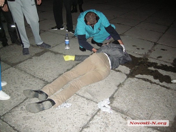 В Николаеве избили активистов, пытавшихся отмыть стелу Ленина В Николаеве избили активистов, пытавшихся отмыть стелу Ленина