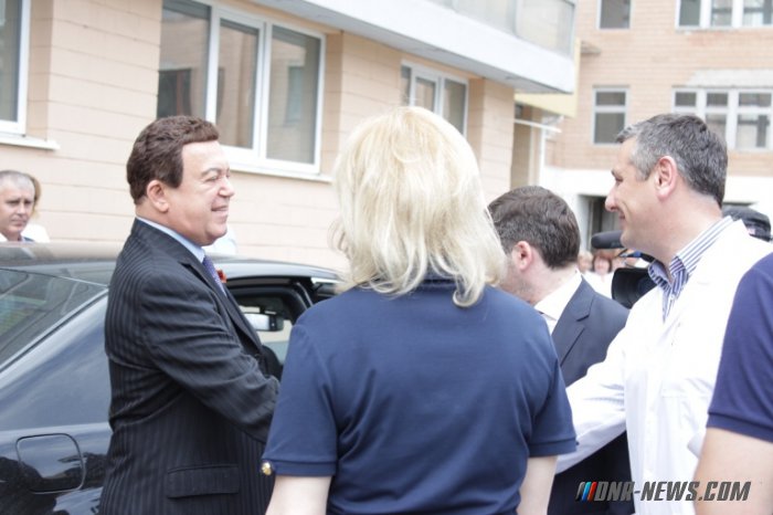 Кобзон пожертвовал больнице в ЛНР медикаментов на 5,5 млн рублей Кобзон пожертвовал больнице в ЛНР медикаментов на 5,5 млн рублей