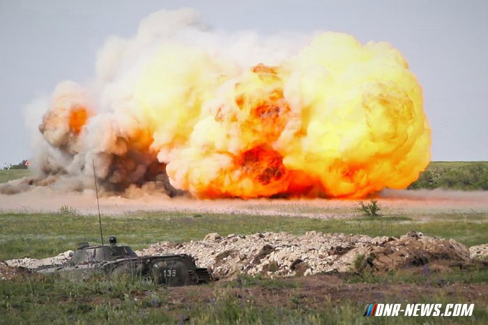 Народная милиция на полигоне под Луганском испытала "Змея Горыныча" Народная милиция на полигоне под Луганском испытала "Змея Горыныча"