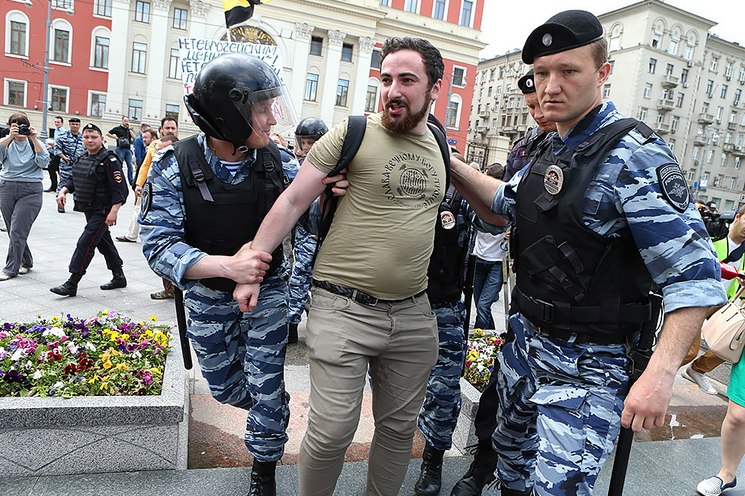 pravoslavnye-aktivisty-nachali-izbivat-geev_rect_fd61bd93dfc349a23e47a7d4830f5974