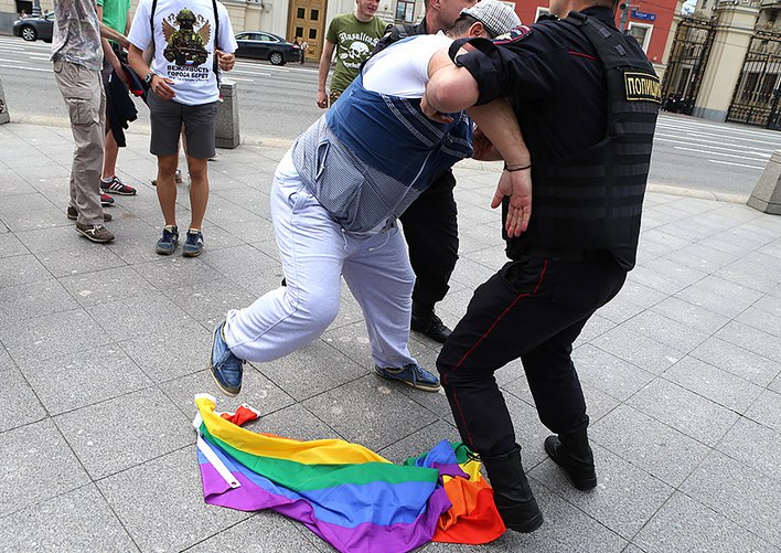 pravoslavnye-aktivisty-nachali-izbivat-geev_rect_471a1743772693d22ebed2f1e74ef722