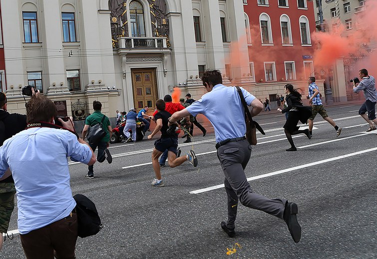 pravoslavnye-aktivisty-nachali-izbivat-geev_rect_364ae9ab09c4dfbf7079a70afb858c51