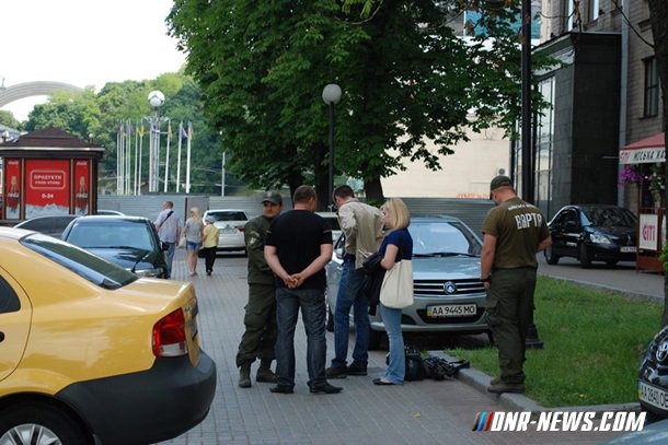 В центре Киева СБУ задержала журналистов "Россия 24" В центре Киева СБУ задержала журналистов "Россия 24"