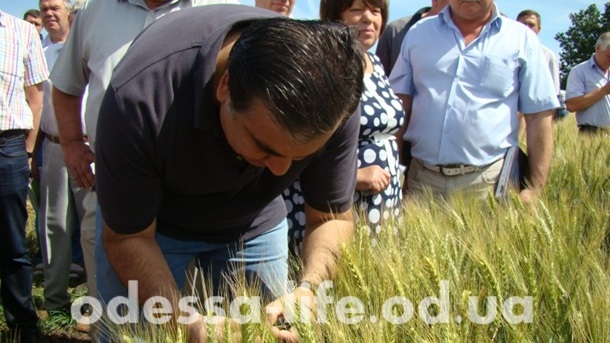 Саакашвили и Собчак посетили село под Одессой Саакашвили и Собчак посетили село под Одессой
