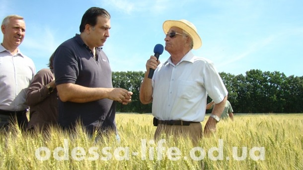 Саакашвили и Собчак посетили село под Одессой Саакашвили и Собчак посетили село под Одессой