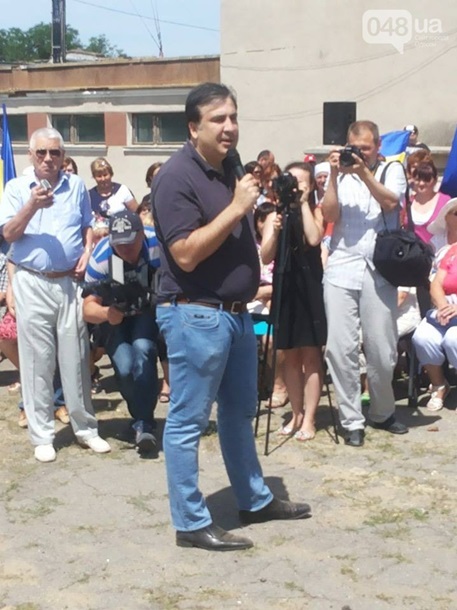 Саакашвили и Собчак посетили село под Одессой Саакашвили и Собчак посетили село под Одессой